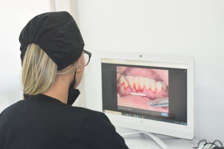 dentista mujer mirando caso clinico