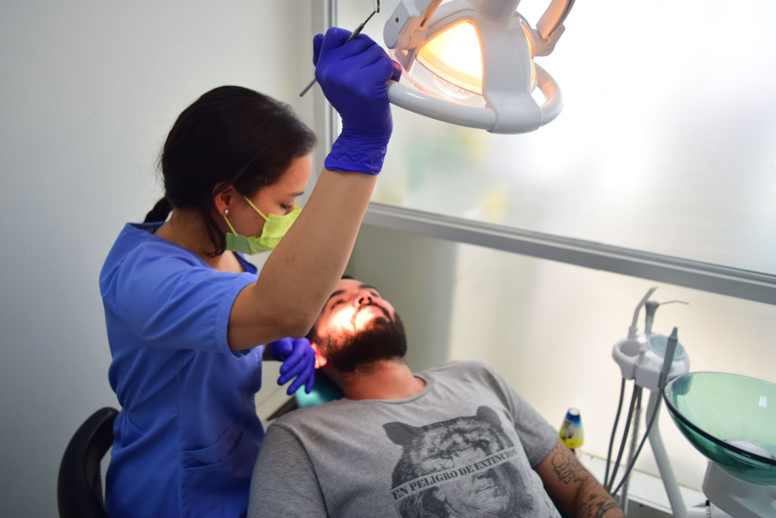 atencion dental por mujer dentista