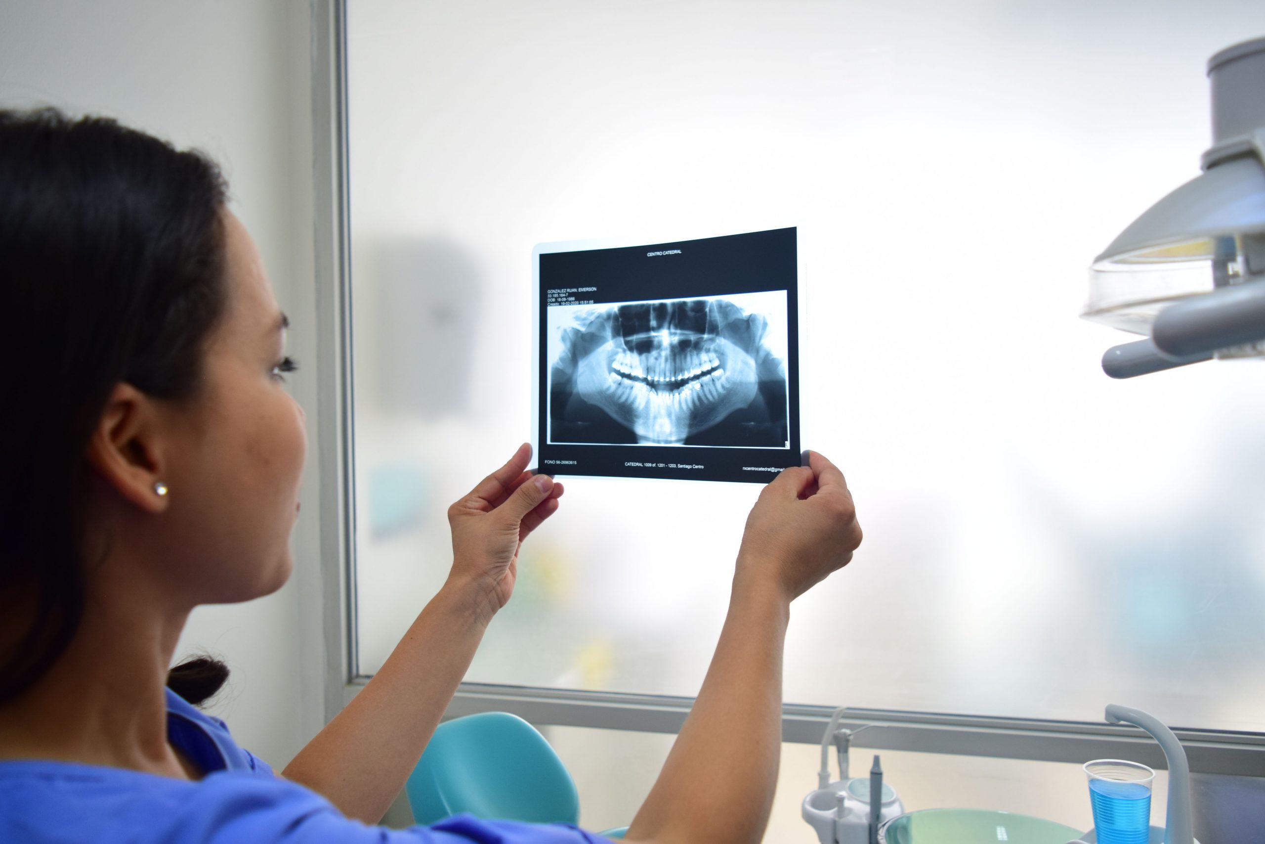 mujer observa Radiografia panoramica
