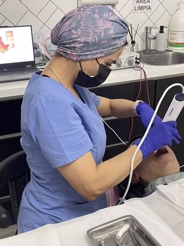dentista mujer usan scanner oral con paciente un dia sabado