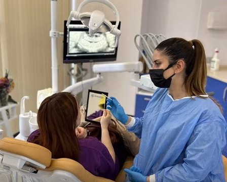 odontologo mujer atendiendo a paciente un dia sabado